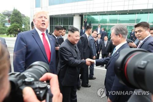 美대통령 처음으로 북한 땅 밟다…남북미 정상 사상 첫 3자 회동(종합2보)
