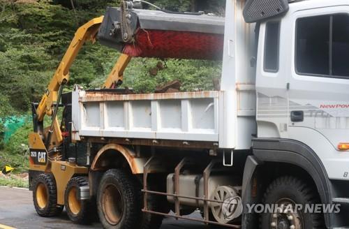 불어난 계곡물에 도로 일부 유실…관광객 약 20명 한때 고립