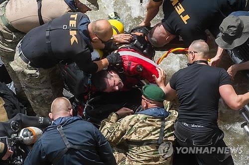 헝가리 잠수사 "수중서 몸 가누기도 어려워…시계 제로"