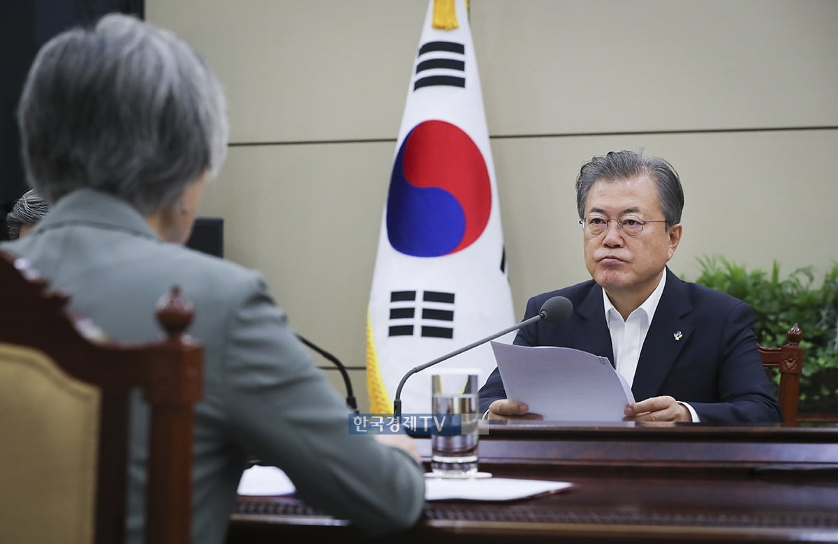 文대통령, 강경화 장관에 "헝가리 정부와 긴밀히 협조하라" 당부