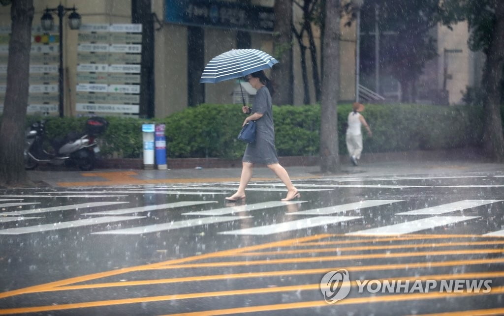 [날씨] 전국 구름 많고 남부지방 소나기…일부지역 미세먼지 `나쁨`