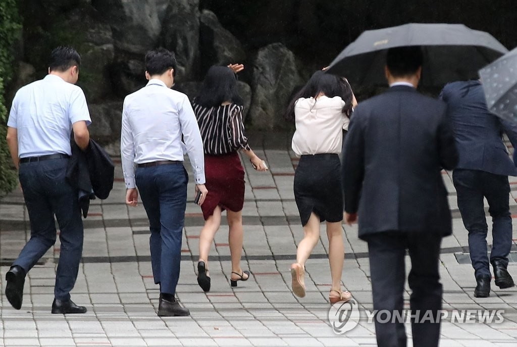 유니세프 "韓 육아휴직자 男 17%뿐…남녀 임금격차 때문"