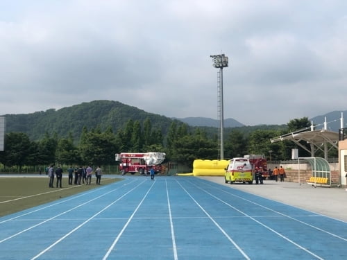 "주취자 해결해 달라" 50대男, 흉기들고 조명탑 꼭대기서 농성