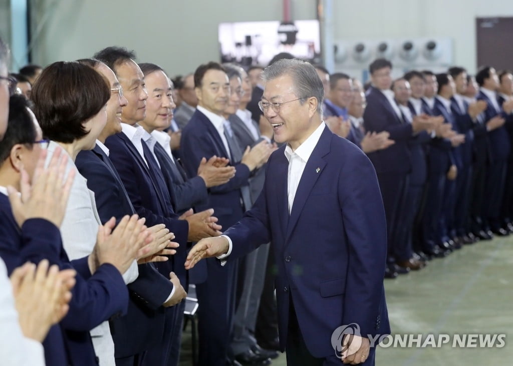 文대통령 "세계 일류 기업수 두 배로 늘리겠다" 선언