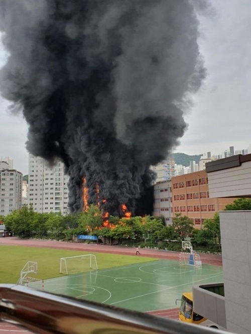 서울 은명초등학교 화재…정문 앞 차량서 학교로 번져 "진화 중"