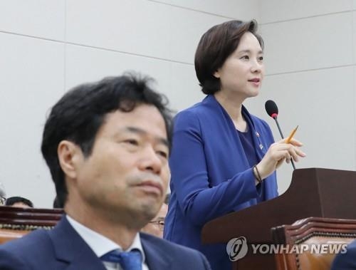 유은혜 교육부장관 "교과서 수정은 잘못 바로잡기 위한 과정"
