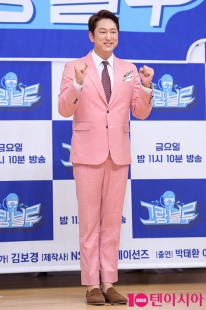 [TEN PHOTO]한석준 &#39;핑크가 잘 어울리는 남자&#39;