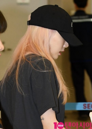 [TEN PHOTO]태연 &#39;모자 푹 눌러쓰고 입국&#39;