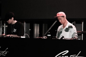 개리, 근황 공개…맥앤로건 패션쇼 행사장 나들이 &#39;화려한 DJ&#39;