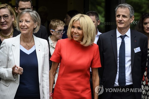 마크롱 부인 "우린 터프한 부부…좋은 말만 하진 않아"