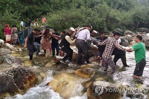 인도서 '정원초과' 버스, 150ｍ 협곡 추락…최소 44명 사망