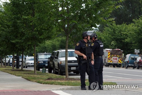 美 버지니아비치시 청사 단지서 무차별 총격…"12명 사망"