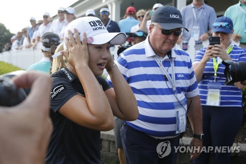 '진인사대천명' 이정은, 우승 확정 기다리며 퍼팅 연습