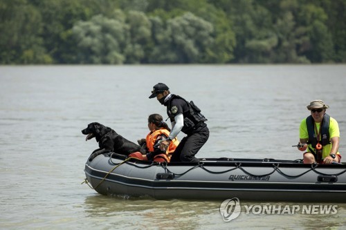 "수중 30m까지 감지"…헝가리 유람선 참사에 獨수중수색견 투입