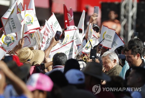 "존엄 지켰다" 美 협상 타결에 멕시코 환호…대통령 인기↑