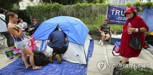 "트럼프 재선 출정 직접 보고싶어"…지지자 속속 美올랜도 집결