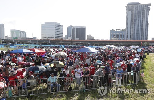 "트럼프 재선 출정 직접 보고싶어"…지지자 속속 美올랜도 집결