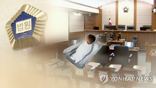 목욕물에 화상 입은 아기 방치, 숨지게 한 20대 부모 감형