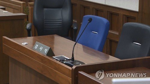 경찰 간부에 업주 뇌물 전달한 브로커에 징역형 구형