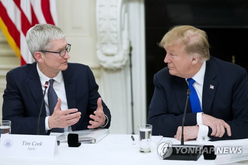 트럼프, 백악관서 팀 쿡 애플 CEO 면담…무역전쟁 등 논의한 듯