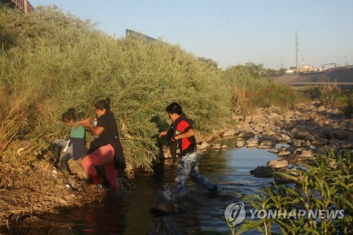 "불법이민 줄여라"…멕시코, 엘살바도르 일자리 창출 계획 가동