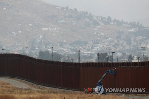 거센 반대론 직면 트럼프의 '멕시코 관세'…"극우성향 밀러作"