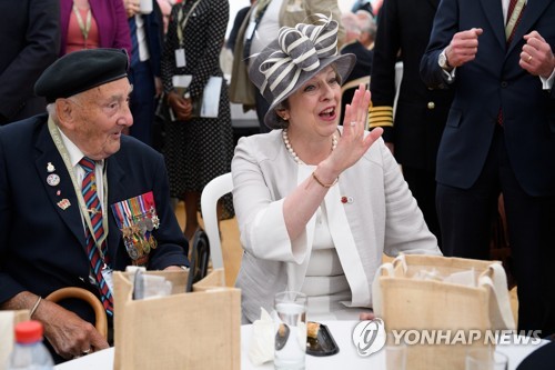 메이 英 총리 보수당 대표직 공식사퇴…내주 후임 경선 시작