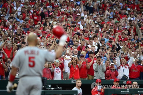 MLB 푸홀스, 8년 만의 '친정 나들이'…관중들 감동의 기립박수