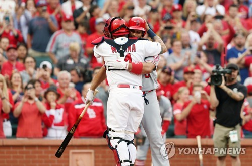 MLB 푸홀스, 8년 만의 '친정 나들이'…관중들 감동의 기립박수