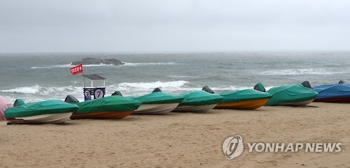 장마 이어진 차분한 주말…관광지 인적 뜸하고 한산