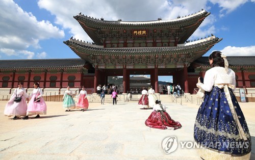 다음달부터 치마저고리 입은 남성도 고궁 무료입장