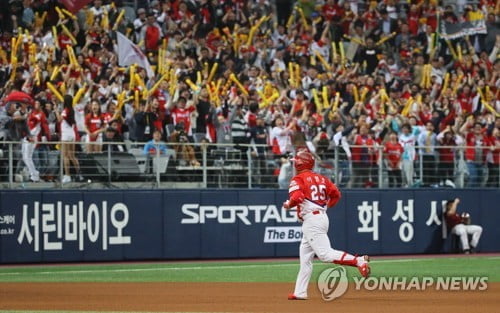 [고침] 체육(은퇴 선언한 KIA 이범호 "김태균 한번 안아주…)