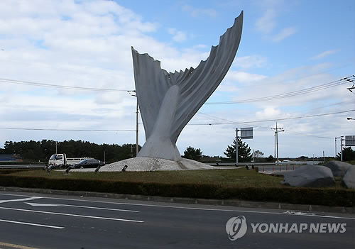 '비행기가 추락하는 듯' 포항공항 입구 조형물 10년 만에 철거