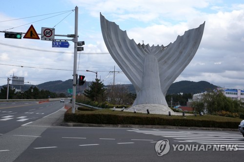 '비행기가 추락하는 듯' 포항공항 입구 조형물 10년 만에 철거