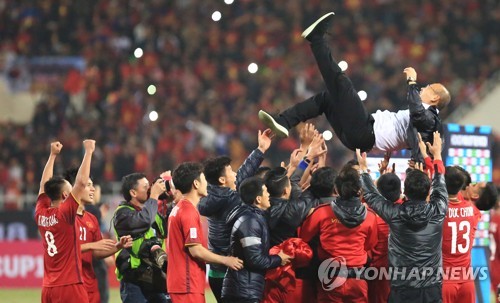 베트남 축구협회, 박항서 감독 계약연장 협상 서두른다