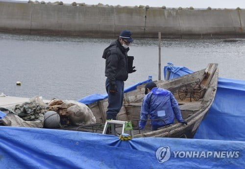 '해경 따로·軍 따로' 北 목선 발표…靑이 설명한 내막은