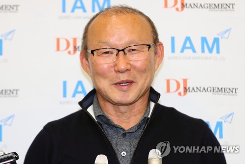 박항서 감독 매니지먼트사 "재계약 추측성 보도로 협상에 혼란"