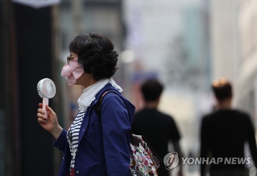 한여름 더위에 날개 단 휴대용 선풍기…쿨링 제품도 인기