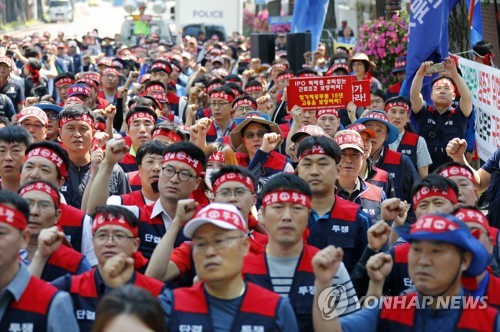 우정노조, 집배원 잇단 사망에 총파업 경고…"증원하라"