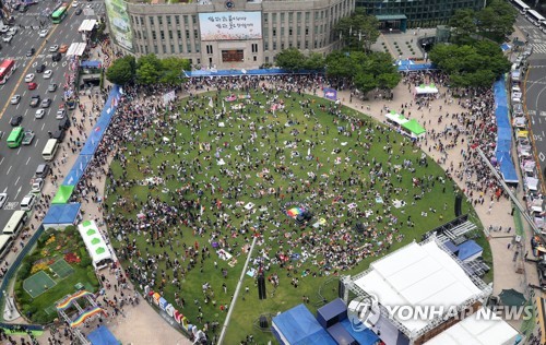 무지개로 물든 서울광장…'평등 향한 도전' 서울퀴어문화축제