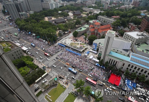 무지개로 물든 서울광장…'평등 향한 도전' 서울퀴어문화축제