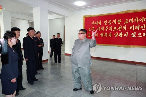 잠행 깬 김정은, 연일 군수공장 찾아 "기계공업 본보기 꾸려야"