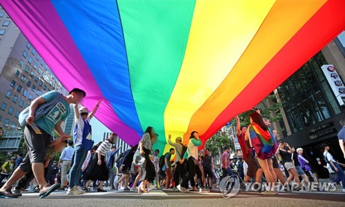 무지개로 물든 서울광장…'평등 향한 도전' 서울퀴어문화축제