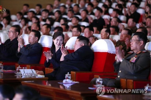 北김정은 잇단 공개활동…軍공연 군인가족과 기념사진