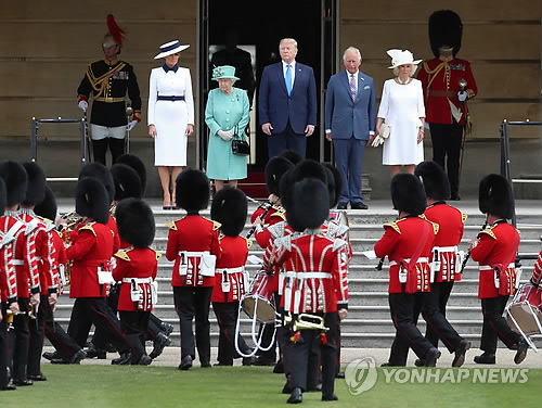 英방문 트럼프 "여왕과 왕실 전체 환상적…시위대는 아직 못봐"