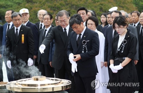 文대통령, 故최종근 하사 유족 각별히 예우…현충탑 분향도 권해