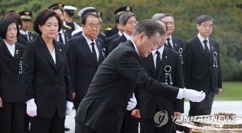 文대통령, 김원봉 언급하며 "국군창설 뿌리"…野 강력 반발