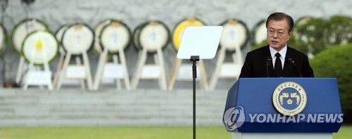 한국당 "文대통령, 호국영령 앞에서 김원봉 헌사…귀를 의심"