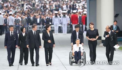 文대통령 "완전한 종전은 아직…전쟁 걱정없는 한반도 만들어야"