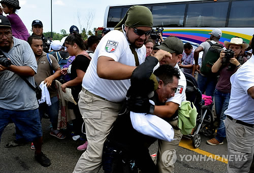 트럼프 강경책에 막힌 중남미 이민자 "차라리 멕시코 남겠다"